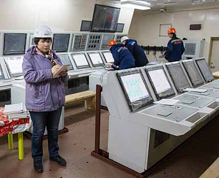 Корреспондент «КС» Раиса Тимошенко: «На Центральном пульте управления уже установлены компьютеры. Специалисты НПО «Аврора» проводят различные испытания, установку программного обеспечения и проверку оборудования». ФОТО: НИКИТА ГРЕЙДИН Корреспондент «КС» Раиса Тимошенко: «На Центральном пульте управления уже установлены компьютеры. Специалисты НПО «Аврора» проводят различные испытания, установку программного обеспечения и проверку оборудования». ФОТО: НИКИТА ГРЕЙДИН