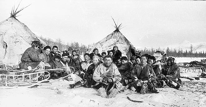 Участники первых на Олое после окончания войны гонок на оленьих упряжках, которые в годы Великой Отечественной не проводились. ФОТО: ИЗ АРХИВА ГРИГОРИЯ ТЫНАНКЕРГАВА Участники первых на Олое после окончания войны гонок на оленьих упряжках, которые в годы Великой Отечественной не проводились. ФОТО: ИЗ АРХИВА ГРИГОРИЯ ТЫНАНКЕРГАВА