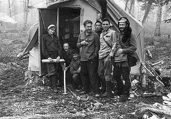 Геологи на Омолоне: Маша Москова, А. П. Занков, Андрей Кунгурцев, Янис Мисанс (начальник геолого-поисковой экспедиции Сеймчанского РайГРУ, будущий министр геологии Эстонии), техник-геолог Григорий Тынанкергав, начальник партии Пётр Сыркин и воин-победитель Феликс Шкирманков. ФОТО: ИЗ АРХИВА ГРИГОРИЯ ТЫНАНКЕРГАВА Геологи на Омолоне: Маша Москова, А. П. Занков, Андрей Кунгурцев, Янис Мисанс (начальник геолого-поисковой экспедиции Сеймчанского РайГРУ, будущий министр геологии Эстонии), техник-геолог Григорий Тынанкергав, начальник партии Пётр Сыркин и воин-победитель Феликс Шкирманков. ФОТО: ИЗ АРХИВА ГРИГОРИЯ ТЫНАНКЕРГАВА