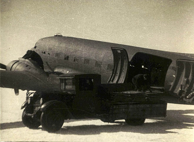 Погрузка пластин катодного никеля в один из самолётов С-47, экипажи которых в конце войны перевозили из районов Воркуты и Дудинки на заводы этот стратегический металл для изготовления боеголовок всех видов артиллерийских снарядов. Погрузка пластин катодного никеля в один из самолётов С-47, экипажи которых в конце войны перевозили из районов Воркуты и Дудинки на заводы этот стратегический металл для изготовления боеголовок всех видов артиллерийских снарядов.