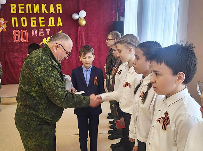 Удостоверения установленного образца юнармейцам вручил военный комиссар Провиденского и Чукотского районов Игорь Бондаренко. ФОТО: ЕЛЕНА НАБЕРЕЖНЫХ Удостоверения установленного образца юнармейцам вручил военный комиссар Провиденского и Чукотского районов Игорь Бондаренко. ФОТО: ЕЛЕНА НАБЕРЕЖНЫХ