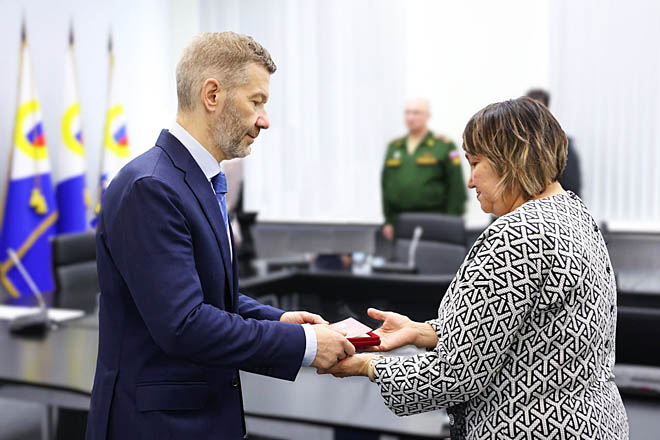 Орден Мужества губернатор Владислав Кузнецов передал маме погибшего бойца Росгвардии Родиона Амтынау – Светлане Эйгырультыной. Орден Мужества губернатор Владислав Кузнецов передал маме погибшего бойца Росгвардии Родиона Амтынау – Светлане Эйгырультыной.