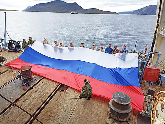 Юнармейцы отряда «Ориентир» также представили Чукотку во Всероссийской акции «ЮНАРМИЯ под флагом России». Сюжет провиденцев вошёл в итоговый массовый видеоролик. ФОТО: СВЕТЛАНА ЧУЙКО Юнармейцы отряда «Ориентир» также представили Чукотку во Всероссийской акции «ЮНАРМИЯ под флагом России». Сюжет провиденцев вошёл в итоговый массовый видеоролик. ФОТО: СВЕТЛАНА ЧУЙКО