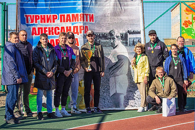 Александр Савин (на чёрно-белом фото) остаётся лучшим футболистом в истории Чаун-Чукотки. ФОТО: ИЗ АРХИВА ОРГАНИЗАТОРОВ СОРЕВНОВАНИЙ