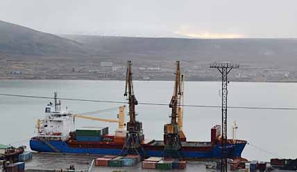 В этом году навигацию в морском порту Провидения закрыло судно «Аквамарин». Фото: СВЕТЛАНА МУСИЯКА В этом году навигацию в морском порту Провидения закрыло судно «Аквамарин». Фото: СВЕТЛАНА МУСИЯКА