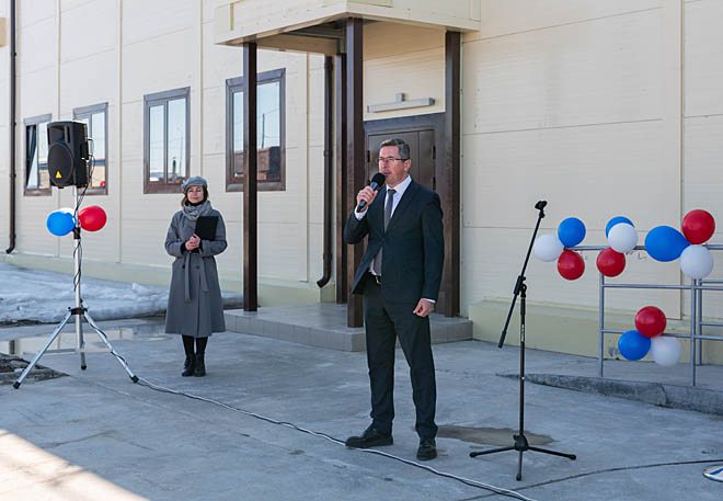 Начальник окружного Департамента здравоохранения Павел Фадеев во время открытия нового корпуса участковой больницы сообщил, что сейчас ведётся активная работа по привлечению специалистов для укомплектования его штата. ФОТО: ЗЕМФИРА АЗАМАТОВА