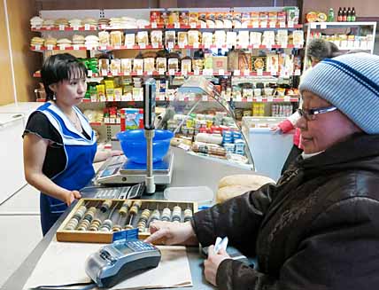 Продукты в сёлах района практически везде можно приобретать безналичным путём. Фото: Вадим МАТВЕИЧЕВ Продукты в сёлах района практически везде можно приобретать безналичным путём. Фото: Вадим МАТВЕИЧЕВ