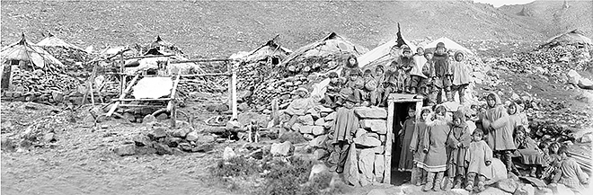 Прототипом исторической части стало эскимосское поселение Наукан конца 1920-х годов. Оно, кстати, запечатлено на фотографии Александра Форштейна, которую использовали при создании неповторимого облика «Хозяина земли».