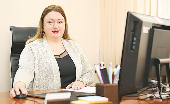 Впервые с Чукоткой Елена Дроздова познакомилась в 2008 году, приехав в Анадырь с программой повышения квалификации главврачей медучреждений округа. Её впечатлил и регион, и коллектив Чукотской окружной больницы, поэтому Елена Александровна решила переехать в Анадырь, где продолжила работу в отрасли здравоохранения. ФОТО: ВАДИМ МАТВЕИЧЕВ Впервые с Чукоткой Елена Дроздова познакомилась в 2008 году, приехав в Анадырь с программой повышения квалификации главврачей медучреждений округа. Её впечатлил и регион, и коллектив Чукотской окружной больницы, поэтому Елена Александровна решила переехать в Анадырь, где продолжила работу в отрасли здравоохранения. ФОТО: ВАДИМ МАТВЕИЧЕВ