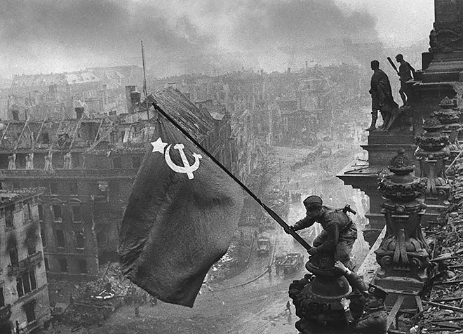 Знаменитая, но всё же постановочная фотография Евгения Халдея «Водружение Знамени Победы над рейхстагом» была сделана 2 мая. На самом деле, штурмовая группа в составе Егорова, Кантарии и Береста установила флаг 30 апреля (по другой версии – в ночь на 1 мая). Лотошкин в своих воспоминаниях указывает довольно точное время – между 22 и 23 часами. Знаменитая, но всё же постановочная фотография Евгения Халдея «Водружение Знамени Победы над рейхстагом» была сделана 2 мая. На самом деле, штурмовая группа в составе Егорова, Кантарии и Береста установила флаг 30 апреля (по другой версии – в ночь на 1 мая). Лотошкин в своих воспоминаниях указывает довольно точное время – между 22 и 23 часами.