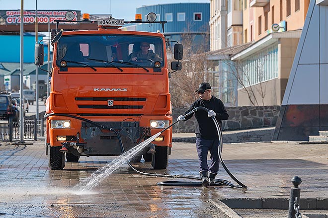 В работах по уборке столицы региона традиционно задействованы и коммунальные предприятия. Так, Анадырская транспортная компания практически ежедневно выводит на улицы окружного центра автоцистерны и ведёт промывку улиц и придомовых территорий от пыли и скопившейся за зиму гравийной крошки. ФОТО: ЗЕМФИРА АЗАМАТОВА В работах по уборке столицы региона традиционно задействованы и коммунальные предприятия. Так, Анадырская транспортная компания практически ежедневно выводит на улицы окружного центра автоцистерны и ведёт промывку улиц и придомовых территорий от пыли и скопившейся за зиму гравийной крошки. ФОТО: ЗЕМФИРА АЗАМАТОВА