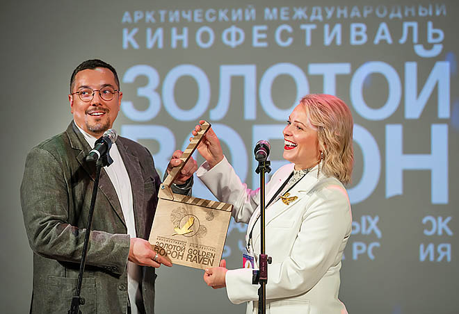 Под конец торжественной церемонии в кинотеатре «Полярный» художественный руководитель «Золотого ворона» Филипп Абрютин и ведущий продюсер Оксана Лахно хлопнули кинохлопушкой, объявив, что IX Арктический международный кинофестиваль официально открыт. Фото: Земфира Азаматова Под конец торжественной церемонии в кинотеатре «Полярный» художественный руководитель «Золотого ворона» Филипп Абрютин и ведущий продюсер Оксана Лахно хлопнули кинохлопушкой, объявив, что IX Арктический международный кинофестиваль официально открыт. Фото: Земфира Азаматова