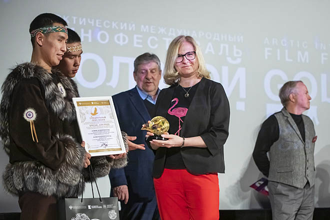 Актриса Олеся Иванцова, которая представляла творческую группу фильма «Филателия», удостоенного по результатам зрительского голосования Гран-при фестиваля – статуэтки «Большого золотого ворона», также приняла и награду, предназначенную исполнительнице главной роли в картине Алине Ходжевановой, получившей за свою работу специальный приз жюри кинофорума. Актриса Олеся Иванцова, которая представляла творческую группу фильма «Филателия», удостоенного по результатам зрительского голосования Гран-при фестиваля – статуэтки «Большого золотого ворона», также приняла и награду, предназначенную исполнительнице главной роли в картине Алине Ходжевановой, получившей за свою работу специальный приз жюри кинофорума.