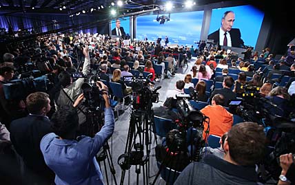 На этот раз в общении с главой государства приняли участие свыше 1430 представителей различных СМИ против 1390 годом ранее. Фото: Никита ШАЛАГИНОВ На этот раз в общении с главой государства приняли участие свыше 1430 представителей различных СМИ против 1390 годом ранее. Фото: Никита ШАЛАГИНОВ