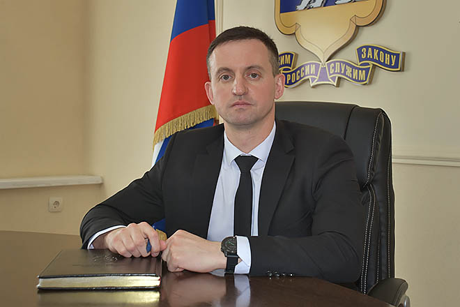 Александр Чернышев: «Мошенники постоянно совершенствуют свои методы, поэтому так важно оперативно реагировать на новые угрозы и информировать жителей». ФОТО: УМВД РОССИИ ПО ЧУКОТСКОМУ АО