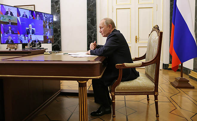 Президент, заслушав выступающих, ещё раз напомнил о необходимости обеспечения доставки жизненно необходимых грузов в полном объёме и в запланированные сроки. ФОТО: KREMLIN.RU Президент, заслушав выступающих, ещё раз напомнил о необходимости обеспечения доставки жизненно необходимых грузов в полном объёме и в запланированные сроки. ФОТО: KREMLIN.RU