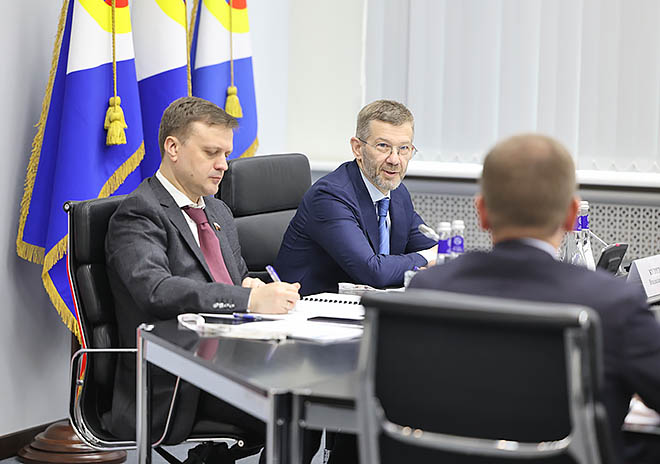 Владислав Кузнецов отметил, что Арктика требует особого подхода. Председатель Комитета Госдумы по региональной политике и местному самоуправлению Алексей Диденко (слева) заверил, что депутаты окажут всестороннюю поддержку на законодательном уровне. ФОТО: ПРЕСС-СЛУЖБА ПРАВИТЕЛЬСТВА ЧУКОТСКОГО АО Владислав Кузнецов отметил, что Арктика требует особого подхода. Председатель Комитета Госдумы по региональной политике и местному самоуправлению Алексей Диденко (слева) заверил, что депутаты окажут всестороннюю поддержку на законодательном уровне. ФОТО: ПРЕСС-СЛУЖБА ПРАВИТЕЛЬСТВА ЧУКОТСКОГО АО