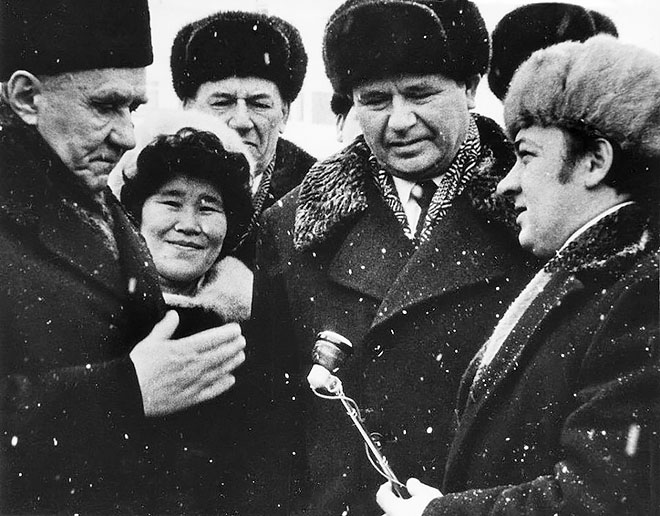 Председатель Совета министров СССР Алексей Косыгин (крайний слева) лично приехал в Магаданскую область в 1974 году, чтобы оценить возможности дальнейшего увеличения золотодобычи. В поездке по ГОКам его сопровождала председатель Чукотского окрисполкома Лина Тынель (вторая слева). Председатель Совета министров СССР Алексей Косыгин (крайний слева) лично приехал в Магаданскую область в 1974 году, чтобы оценить возможности дальнейшего увеличения золотодобычи. В поездке по ГОКам его сопровождала председатель Чукотского окрисполкома Лина Тынель (вторая слева).