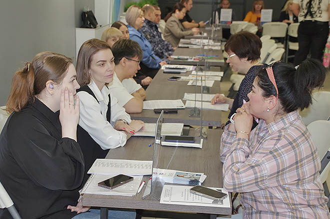Ярмарка вакансий в этом году состоялась на Чукотке уже во второй раз. В октябре планируется провести третью. Ярмарка вакансий в этом году состоялась на Чукотке уже во второй раз. В октябре планируется провести третью.