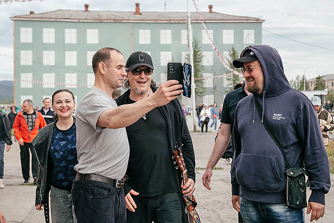 В городе атомщиков Галанина знают и любят. Горожане запросто подходили на улице, чтобы пообщаться с музыкантом и сделать фото на память. ФОТО: ИРИНА ОЧУРДЯПОВА