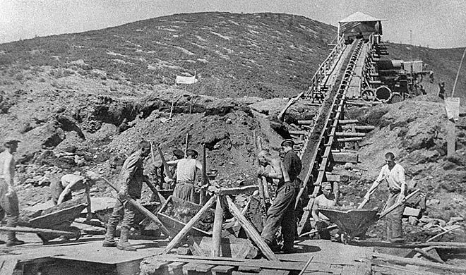 В 1930-х и 1940-х годах на Колыме развернулась ударная добыча золота. В годы войны, когда продовольствие требовалось фронту, партия поставила задачу максимально обеспечить прииски продуктами местного производства, в том числе олениной. В 1930-х и 1940-х годах на Колыме развернулась ударная добыча золота. В годы войны, когда продовольствие требовалось фронту, партия поставила задачу максимально обеспечить прииски продуктами местного производства, в том числе олениной.