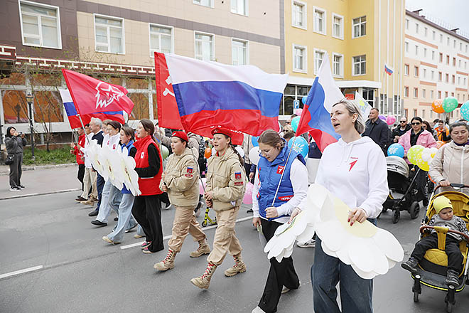 Участники парада семей несли флаги, воздушные шары и ромашки. Именно эти цветы являются символом Дня семьи, любви и верности – праздника, который ежегодно отмечается в России 8 июля. Участники парада семей несли флаги, воздушные шары и ромашки. Именно эти цветы являются символом Дня семьи, любви и верности – праздника, который ежегодно отмечается в России 8 июля.