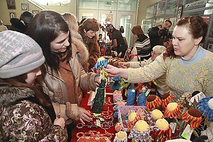 Мария Пономаренко (справа) выступила одним из вдохновителей и организаторов ярмарки рукоделия, которая объединила анадырских мастериц и проводится в городе с 2012 года. ФОТО: ВАДИМ МАТВЕИЧЕВ Мария Пономаренко (справа) выступила одним из вдохновителей и организаторов ярмарки рукоделия, которая объединила анадырских мастериц и проводится в городе с 2012 года. ФОТО: ВАДИМ МАТВЕИЧЕВ