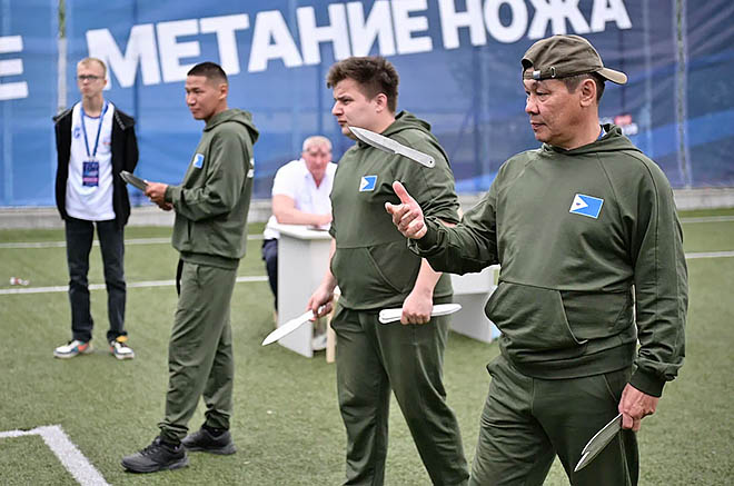 С винтовкой и клинком