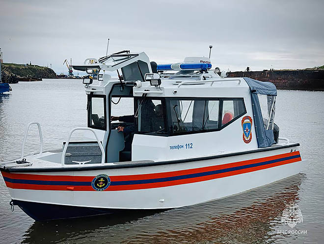Недавно полученный ГИМС катер РПК-640 способен взять на борт до шести человек и разогнаться до 65 километров в час. 14 июля благодаря современной технике была оказана оперативная помощь больному моряку. ФОТО: ПРЕСС-СЛУЖБА УМВД ПО ЧУКОТСКОМУ АО
