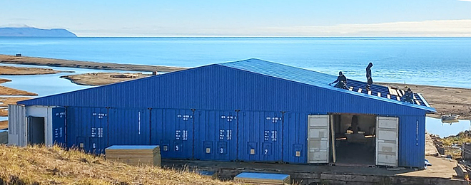 Основой будущего цеха по переработке продукции морзверобойного промысла стали девять 40-футовых контейнеров, в которых в Лорино прибыло необходимое оборудование и материалы. ФОТО: ВЛАДИМИР ПИНЫ Основой будущего цеха по переработке продукции морзверобойного промысла стали девять 40-футовых контейнеров, в которых в Лорино прибыло необходимое оборудование и материалы. ФОТО: ВЛАДИМИР ПИНЫ