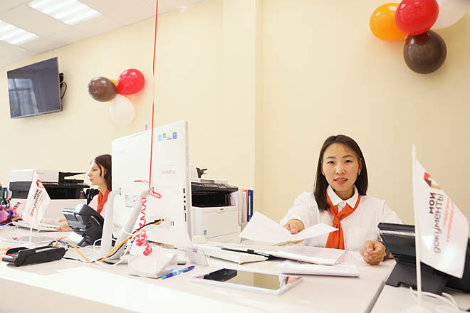 После торжественного открытия офиса, которое состоялось в 9 часов утра 5 октября, Многофункциональный центр в Анадыре сразу же начал приём посетителей. После торжественного открытия офиса, которое состоялось в 9 часов утра 5 октября, Многофункциональный центр в Анадыре сразу же начал приём посетителей.