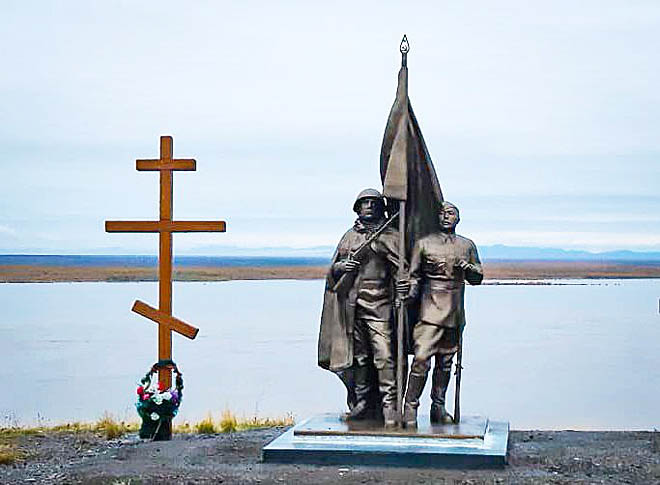 Авторы памятника из города Электростали Московской области предложили оригинальное художественное решение. Слева они поместили собирательную фигуру солдата Великой Отечественной войны, а справа – образ, в котором угадываются черты реального человека – уэленского костореза Михаила Вуквола, погибшего на фронте в 1942 году. ФОТО: ПРЕСС-СЛУЖБА АДМИНИСТРАЦИИ АНАДЫРСКОГО РАЙОНА Авторы памятника из города Электростали Московской области предложили оригинальное художественное решение. Слева они поместили собирательную фигуру солдата Великой Отечественной войны, а справа – образ, в котором угадываются черты реального человека – уэленского костореза Михаила Вуквола, погибшего на фронте в 1942 году. ФОТО: ПРЕСС-СЛУЖБА АДМИНИСТРАЦИИ АНАДЫРСКОГО РАЙОНА