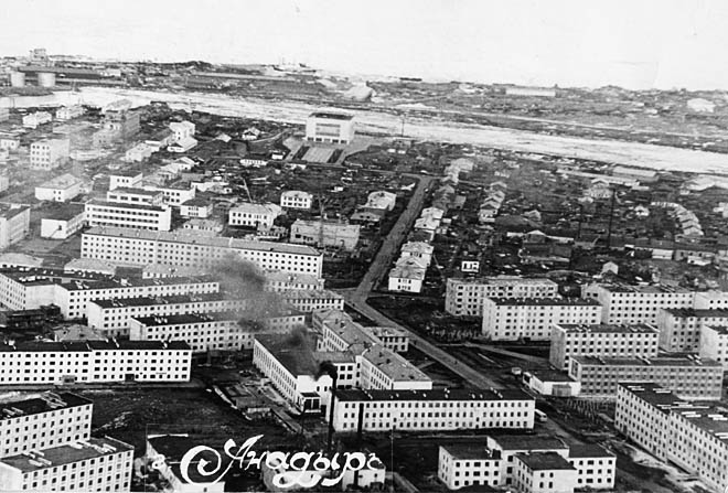 В середине 1970-х годов жилфонд начал прирастать первыми пятиэтажками проекта «Арктика», которые до сих пор доминируют в городской застройке. В середине 1970-х годов жилфонд начал прирастать первыми пятиэтажками проекта «Арктика», которые до сих пор доминируют в городской застройке.