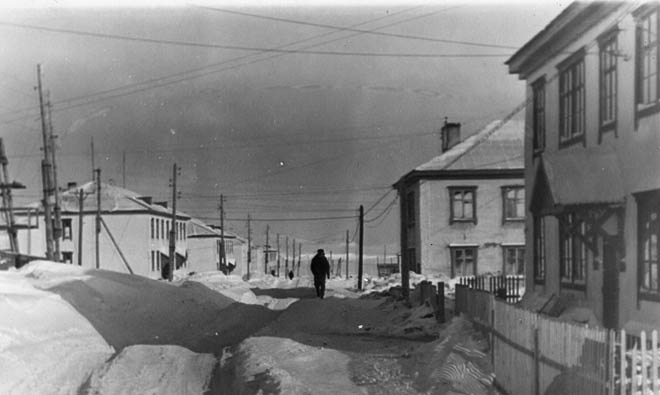 В конце 1950-х годов в городе появились первые каменные двухэтажные дома, начавшие вытеснять деревянные постройки. В конце 1950-х годов в городе появились первые каменные двухэтажные дома, начавшие вытеснять деревянные постройки.