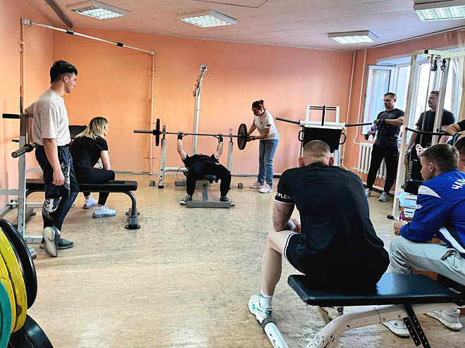 Победитель в жиме лёжа определялся не по весу штанги, а по так называемому коэффициенту атлетизма.