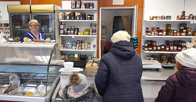 Доставленные самолётом в Марково социально значимые продукты питания поступили на прилавки муниципального магазина-пекарни. ФОТО: ВЕРА КОВРИГИНА