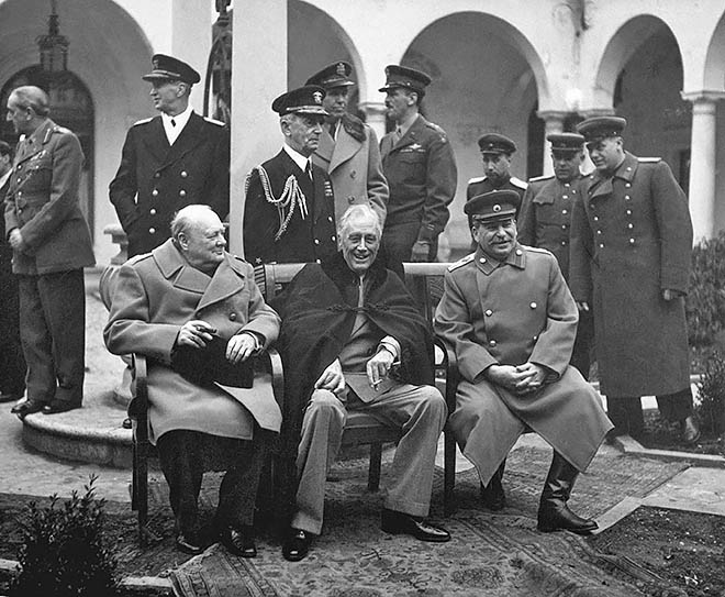 Уинстон Черчилль, Франклин Рузвельт и Иосиф Сталин на Ялтинской конференции в феврале 1945 года во время принятия решений о войне с Японией и судьбах послевоенного мира.