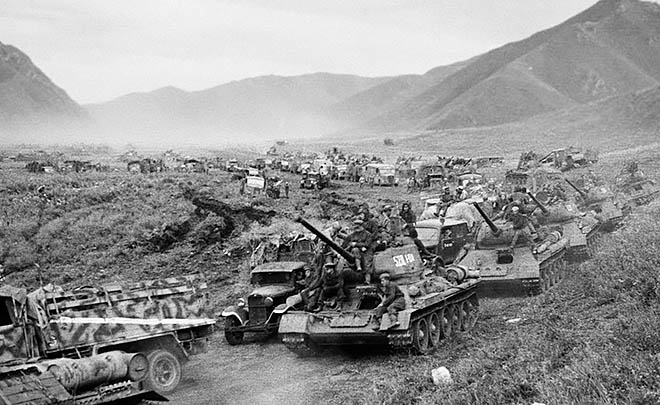 Август 1945 года. Танки T-34 и автоколонны идут по горному хребту Большой Хинган. Благодаря внезапному марш-броску частей Забайкальского фронта через пустыню Гоби и горы Маньчжурии, советские войска разгромили калганскую, солуньскую и хайларскую группировки противника, отрезав Квантунскую армию от японских войск в Северном Китае.