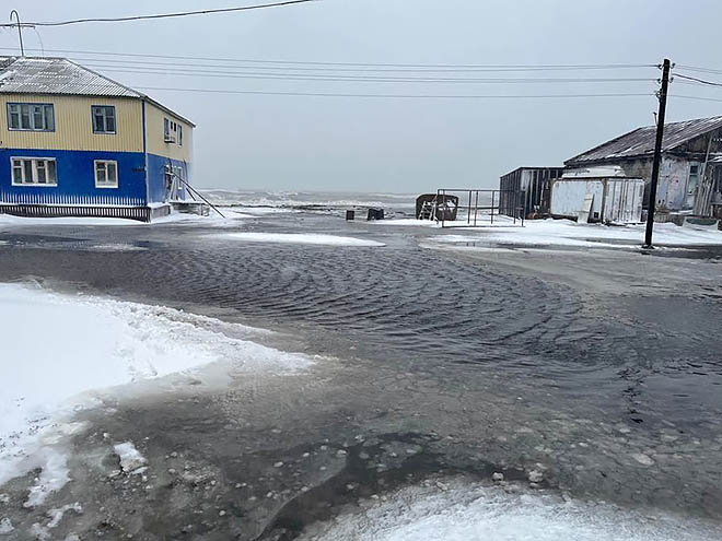 В Биллингсе морская вода не только подмыла запасы угля, но и подтопила окраину села. ФОТО: СОЦСЕТИФОТО: СОЦСЕТИ В Биллингсе морская вода не только подмыла запасы угля, но и подтопила окраину села. ФОТО: СОЦСЕТИФОТО: СОЦСЕТИ