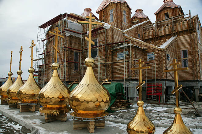 Купола, покрытые окисью титана, ставились на храм в октябре 2004 года, когда уже выпал снег. Сейчас собор украшает девять «маковок». ФОТО: АРКАДИЙ СУХОНИН Купола, покрытые окисью титана, ставились на храм в октябре 2004 года, когда уже выпал снег. Сейчас собор украшает девять «маковок». ФОТО: АРКАДИЙ СУХОНИН