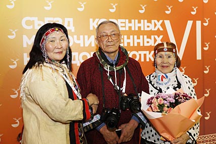 Делегаты Марина Дьячкова (Омолон) и Григорий Нутенентын (Нунлигран), а также известная омолонская мастерица, активистка АКМНЧ, старейшина Екатерина Лаврищук отметили конструктивную и доброжелательную атмосферу, царившую на съезде. ФОТО: ВАДИМ МАТВЕИЧЕВ