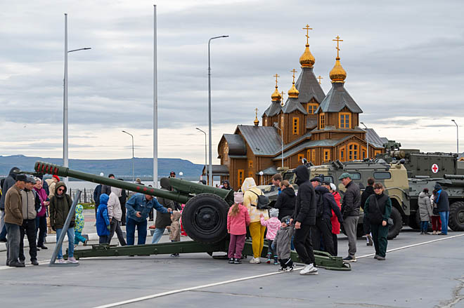 На второй день, когда распогодилось, на главной площади Анадыря развернулась выставка военной техники. ФОТО: ЗЕМФИРА АЗАМАТОВА На второй день, когда распогодилось, на главной площади Анадыря развернулась выставка военной техники. ФОТО: ЗЕМФИРА АЗАМАТОВА