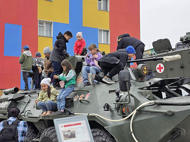 Военная техника, выставленная на площади около Центра культуры и досуга Провидения, сразу же стала объектом повышенного внимания со стороны юных жителей посёлка. ФОТО: T.ME/VLADISLAV_KUZNECOV Военная техника, выставленная на площади около Центра культуры и досуга Провидения, сразу же стала объектом повышенного внимания со стороны юных жителей посёлка. ФОТО: T.ME/VLADISLAV_KUZNECOV