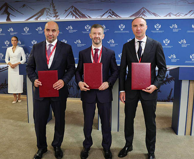 Соглашение, в рамках которого направят за пять лет более 1,1 млрд рублей на реализацию социальных проектов на Чукотке, подписали генеральный директор «Хайлэнд Голд» Владислав Свиблов, губернатор региона Владислав Кузнецов и заместитель министра РФ по развитию Дальнего Востока и Арктики Антон Басанский. ФОТО: ПРЕСС-СЛУЖБА ПРАВИТЕЛЬСТВА ЧУКОТСКО АО