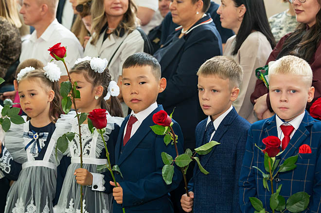 Пожалуй, самыми серьёзными людьми на торжественной линейке были первоклашки, которые, несмотря на совсем юный возраст, прекрасно понимали значимость происходящего события. ФОТО: ЗЕМФИРА АЗАМАТОВА Пожалуй, самыми серьёзными людьми на торжественной линейке были первоклашки, которые, несмотря на совсем юный возраст, прекрасно понимали значимость происходящего события. ФОТО: ЗЕМФИРА АЗАМАТОВА