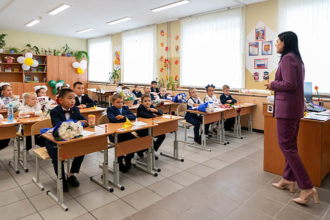 В окружной столице 1 сентября за парты сели 512 ребят. А со своим первым учителем познакомились 202 маленьких ученика. ФОТО: ЗЕМФИРА АЗАМАТОВА В окружной столице 1 сентября за парты сели 512 ребят. А со своим первым учителем познакомились 202 маленьких ученика. ФОТО: ЗЕМФИРА АЗАМАТОВА