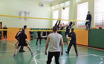 Волейболистам из Инчоуна, впервые игравшим в зале, было нелегко противостоять опытной команде лоринцев. ФОТО: МИХАИЛ ТИРКЫЕТ Волейболистам из Инчоуна, впервые игравшим в зале, было нелегко противостоять опытной команде лоринцев. ФОТО: МИХАИЛ ТИРКЫЕТ