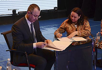 Главным событием съезда стало подписание меморандума о сотрудничестве между АКМНЧ и компанией KAZ Minerals, которое состоялось во время пленарного заседания с участием недропользователей. Подробнее об этом в следующем номере «КС». ФОТО: ПАВЕЛ КОШЕЛЕНКО, ИА «ЧУКОТКА» Главным событием съезда стало подписание меморандума о сотрудничестве между АКМНЧ и компанией KAZ Minerals, которое состоялось во время пленарного заседания с участием недропользователей. Подробнее об этом в следующем номере «КС». ФОТО: ПАВЕЛ КОШЕЛЕНКО, ИА «ЧУКОТКА»