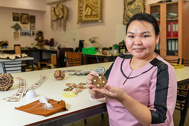 Нелля Омрынто декорирует чукотско-эскимосский мяч, используя технику вышивки подшейным волосом оленя. ФОТО: ЗЕМФИРА АЗАМАТОВА