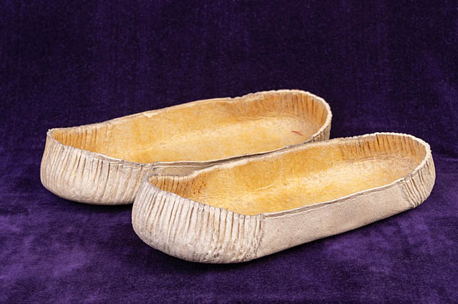 По крупицам восстановил процесс изготовления традиционной подошвы из шкуры лахтака Михаил Котгиргин, который на выставке-ярмарке «Пеликен-2024» стал первым в номинации «За сохранение традиций в народных и художественных промыслах Чукотки». ФОТО: ЗЕМФИРА АЗАМАТОВА